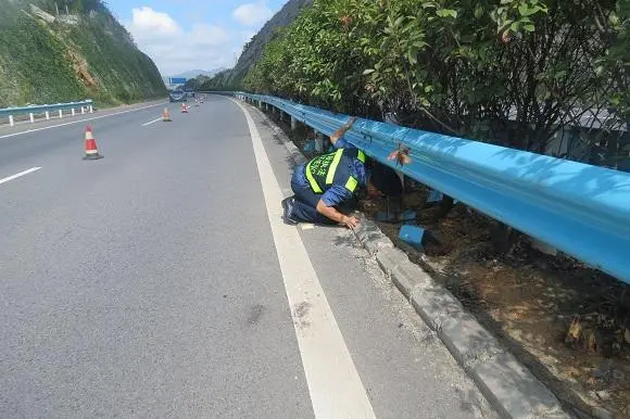 博尔塔拉高速路波形护栏