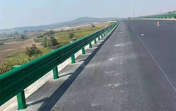 博尔塔拉高速路护栏