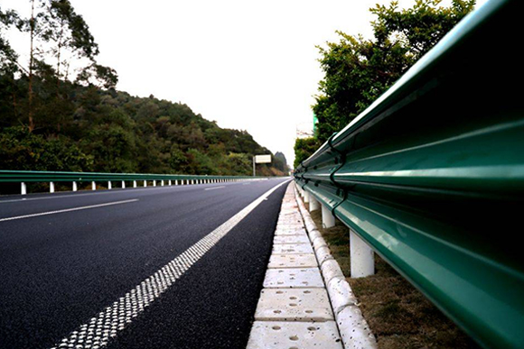 博尔塔拉高速公路护栏的常用类型